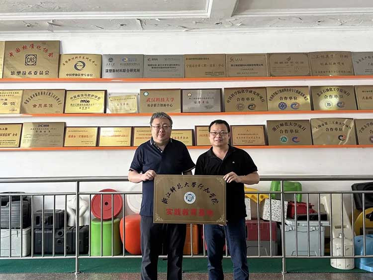 Ruitang Technology ha unito le mani con lo Zhejiang Normal University Xingzhi College per costruire congiuntamente una base di istruzione pratica, aprendo un nuovo capitolo nell'integrazione dell'industria e dell'istruzione